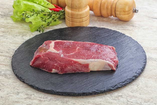 Bistecca di manzo cruda ribeye black angus