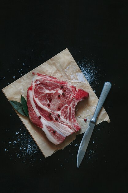 Bistecca di manzo cruda su una tavola di legno