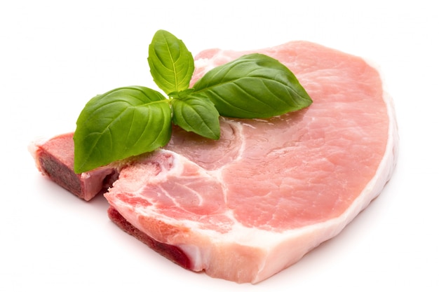 Bistecca di manzo crudo fresco isolato su sfondo bianco, vista dall'alto