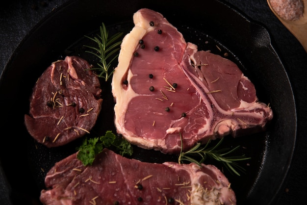 Bistecca di manzo crudo sul tagliere di legno