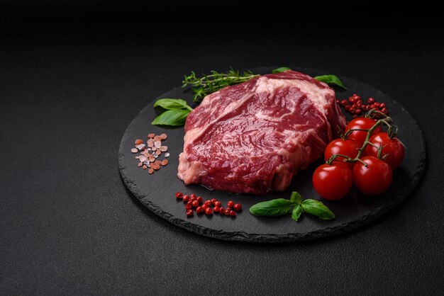 bistecca di manzo fresca e cruda con spezie salate ed erbe