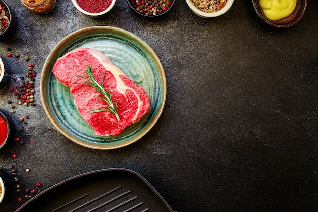 bistecca di manzo fresca porzione di carne cruda sul tavolo pasto sano spuntino