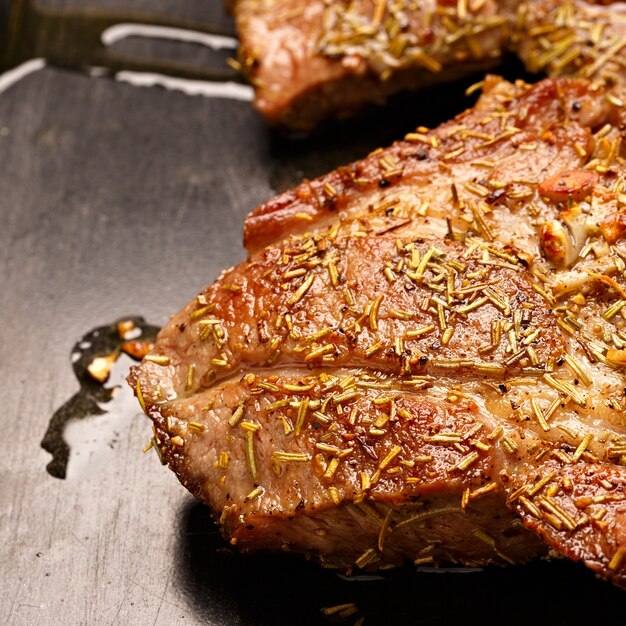 Bistecca di manzo fritta in padella