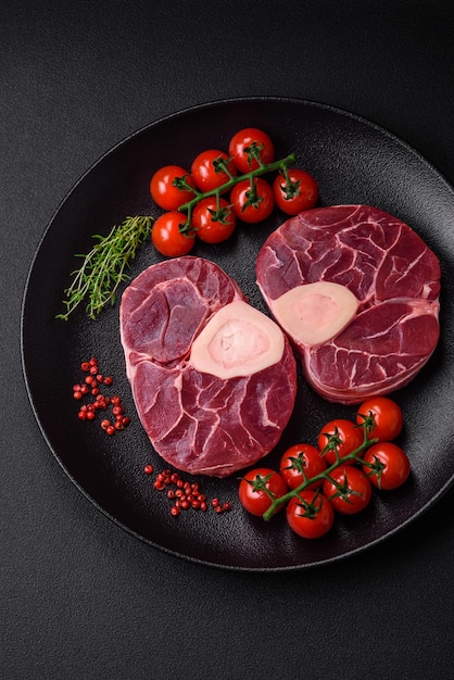 bistecca di manzo grezza fresca con osso o ossobuco con spezie salate ed erbe