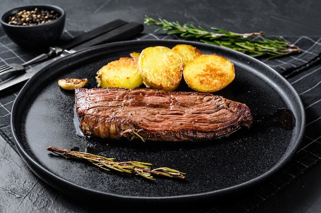 Bistecca di manzo marinata alla griglia.