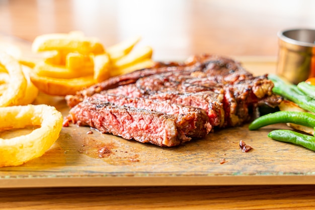 bistecca di manzo mediamente cotta con verdure e patatine fritte