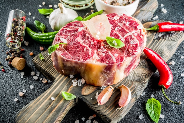 Bistecca di manzo ossobuco crudo con spezie