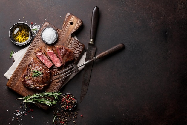 Bistecca di manzo ribeye alla griglia erbe e spezie