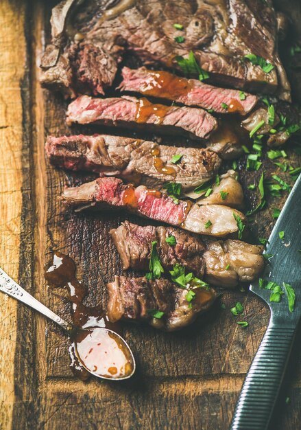 Bistecca di manzo ribeye mediamente cotta alla griglia