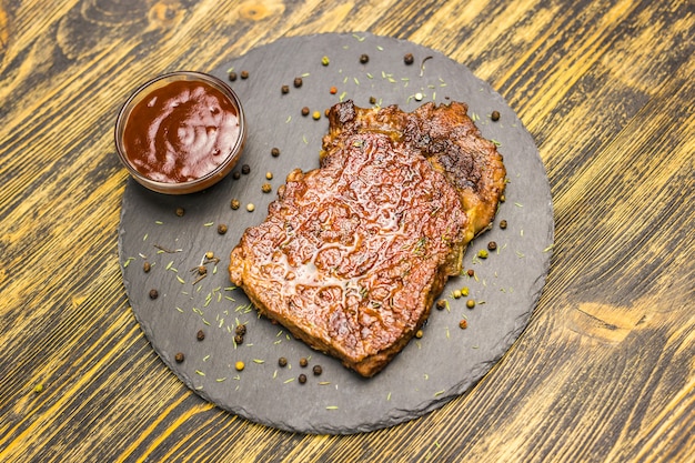 Bistecca di manzo su un tavolo di legno. Bistecca succosa di manzo.