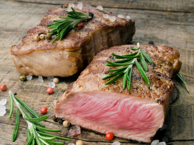 Bistecca di manzo su un tavolo di legno.