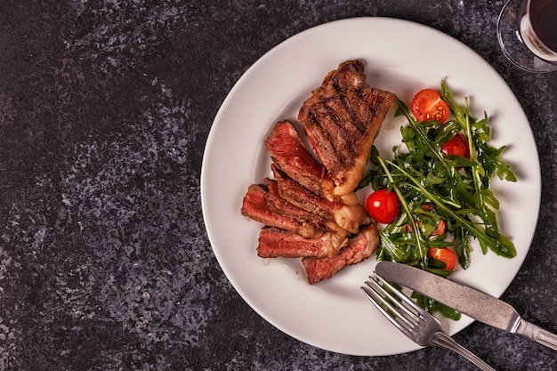 Bistecca di manzo su un tavolo scuro.