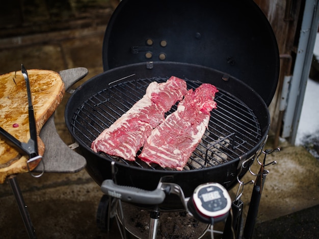 Bistecca di manzo tenera o onglet appesa alla griglia. Carne alla griglia. barbecue.