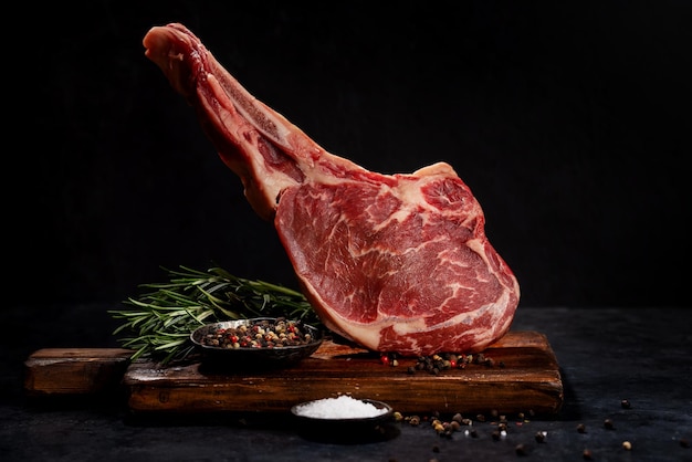 Bistecca di manzo Tomahawk cruda e spezie