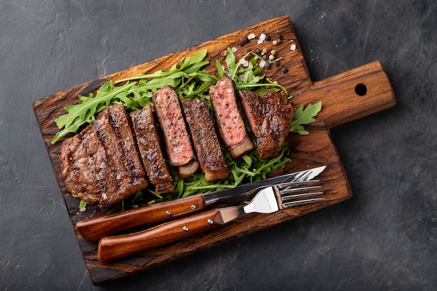 Bistecca di New York pronta da mangiare del primo piano.