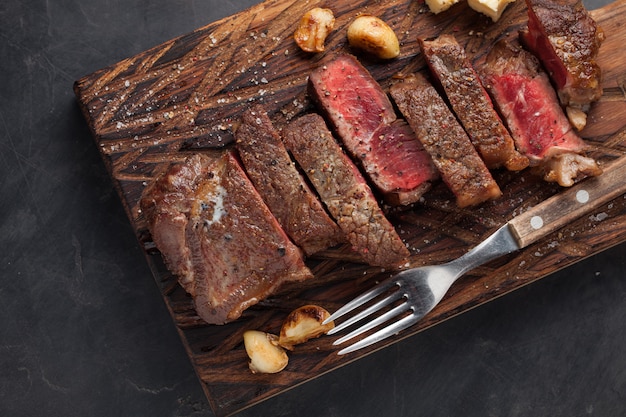 Bistecca di New York pronta da mangiare del primo piano.