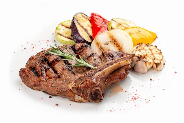 Bistecca di osso di vitello con verdure grigliate su sfondo bianco