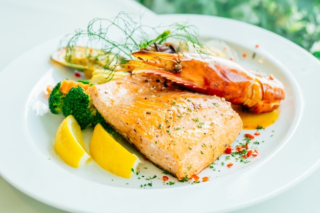 Bistecca di pesce alla griglia mista con gamberi al salmone e altra carne