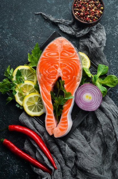 Bistecca di pesce crudo con prezzemolo e limone sul tavolo Salmone Vista dall'alto Spazio libero per il testo Stile rustico