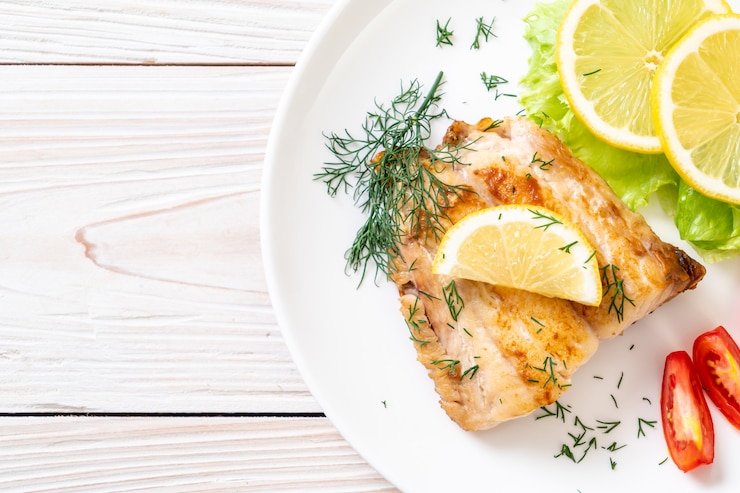 Foto bistecca di pesce dentice alla griglia