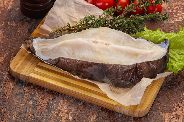 Bistecca di pesce lupo crudo