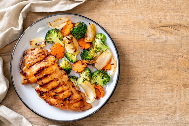 bistecca di petto di pollo alla griglia con verdure