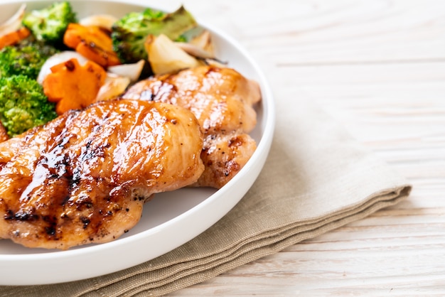 bistecca di petto di pollo alla griglia con verdure