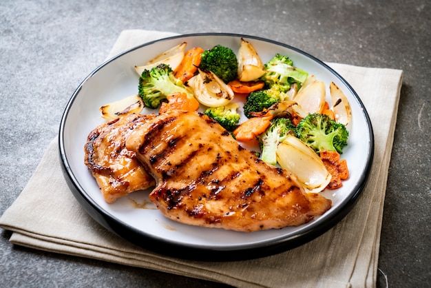 bistecca di petto di pollo alla griglia con verdure