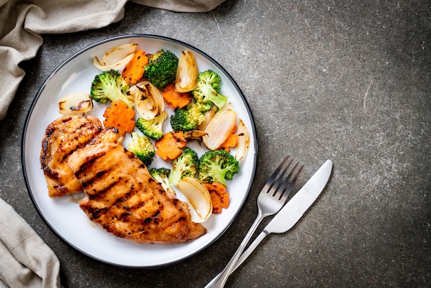 bistecca di petto di pollo alla griglia con verdure