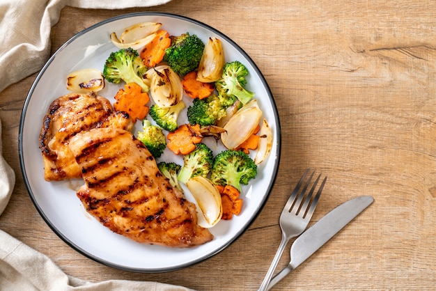 bistecca di petto di pollo alla griglia con verdure