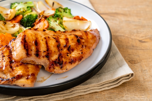 bistecca di petto di pollo alla griglia con verdure