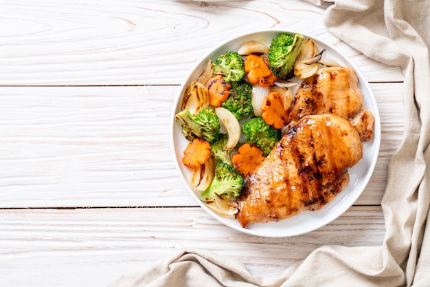 bistecca di petto di pollo alla griglia con verdure