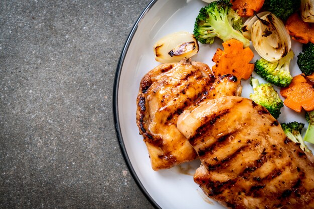 bistecca di petto di pollo alla griglia con verdure