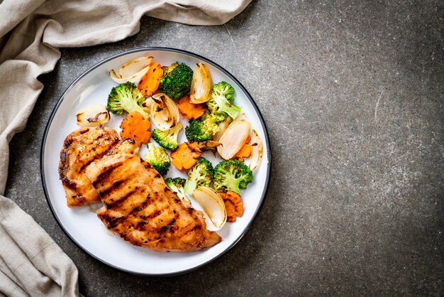 bistecca di petto di pollo alla griglia con verdure