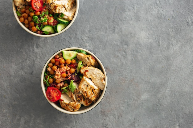 Bistecca di pollo alla griglia con ceci piccanti, quinoa e barbabietola al forno