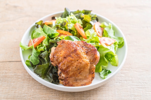 bistecca di pollo alla griglia con insalata di verdure