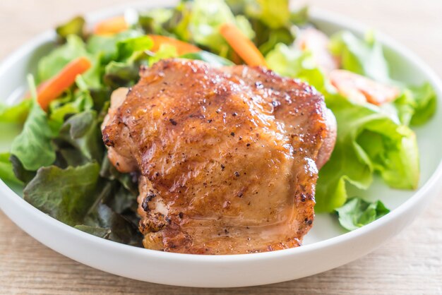 bistecca di pollo alla griglia con insalata di verdure