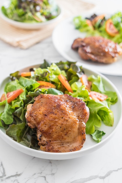 bistecca di pollo alla griglia con insalata di verdure