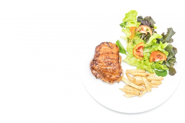 bistecca di pollo alla griglia con patatine fritte e insalata di verdure