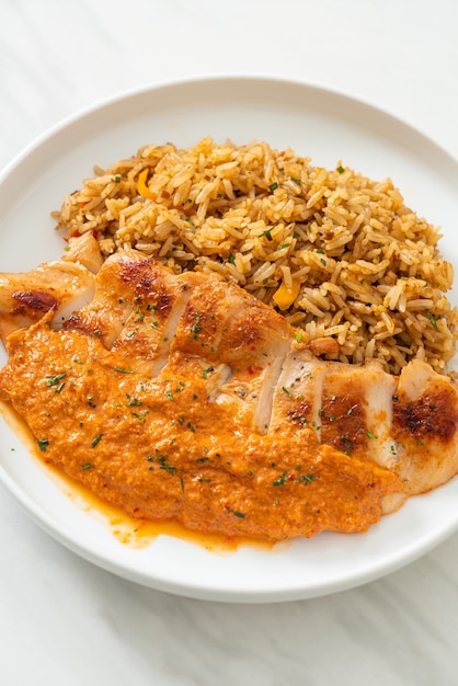 bistecca di pollo alla griglia con salsa al curry rosso e riso - stile cibo musulmano