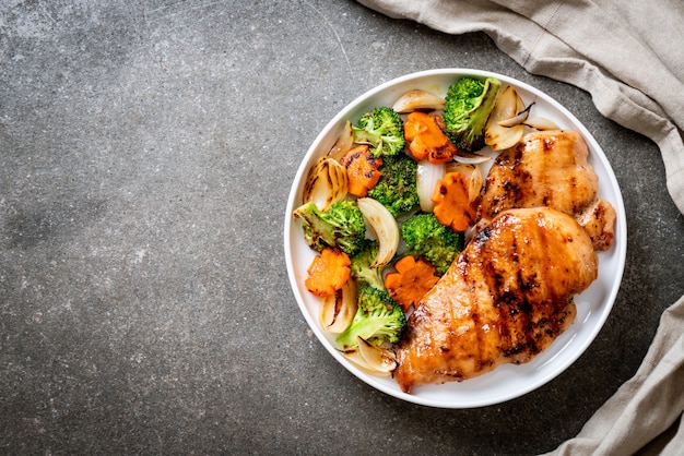 bistecca di pollo alla griglia con verdure