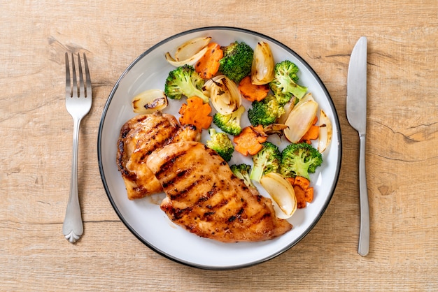 bistecca di pollo alla griglia con verdure