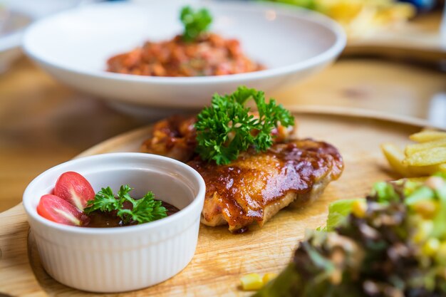 Bistecca di pollo con verdure e salsa