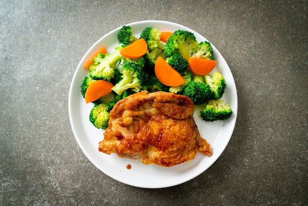 Bistecca di pollo teriyaki con broccoli e carote