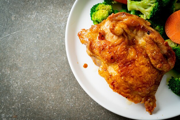 Bistecca di pollo teriyaki con broccoli e carote