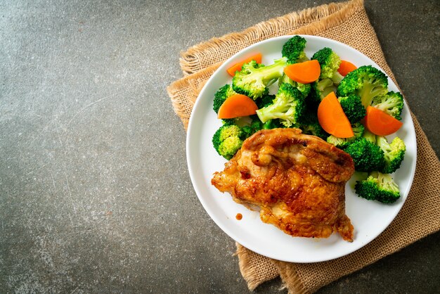 Bistecca di pollo teriyaki con broccoli e carote