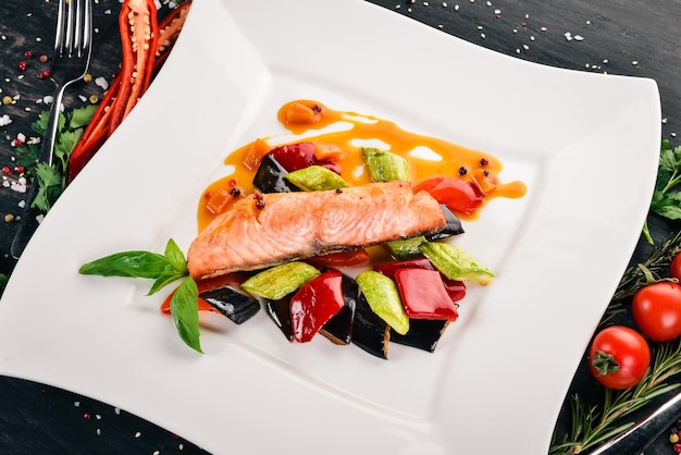 Bistecca di salmone al forno con verdure su sfondo di legno Vista dall'alto Spazio di copia