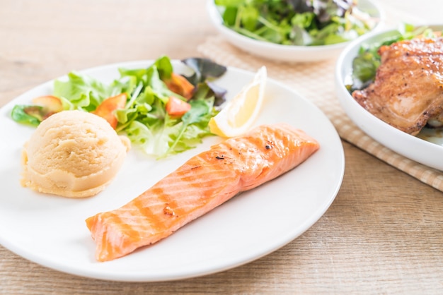 bistecca di salmone alla griglia con purè di patate e verdure