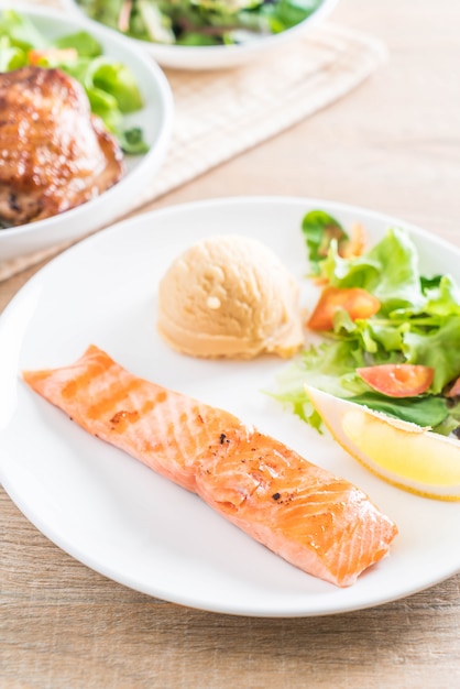 bistecca di salmone alla griglia con purè di patate e verdure