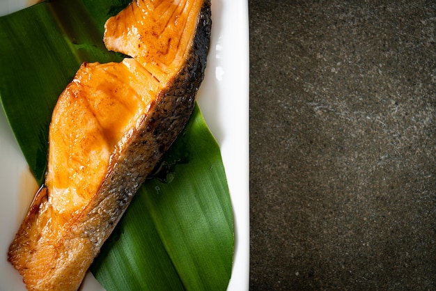 Bistecca di salmone alla griglia con salsa di soia sul piatto - stile alimentare giapponese